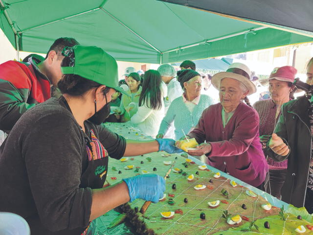  Una rica causa multicolor de nueve metros de largo. Los huasahuasinos se deleitaron con este potaje. La República asistió a esta festividad. Foto: Cristian Chamba / URPI - LR   