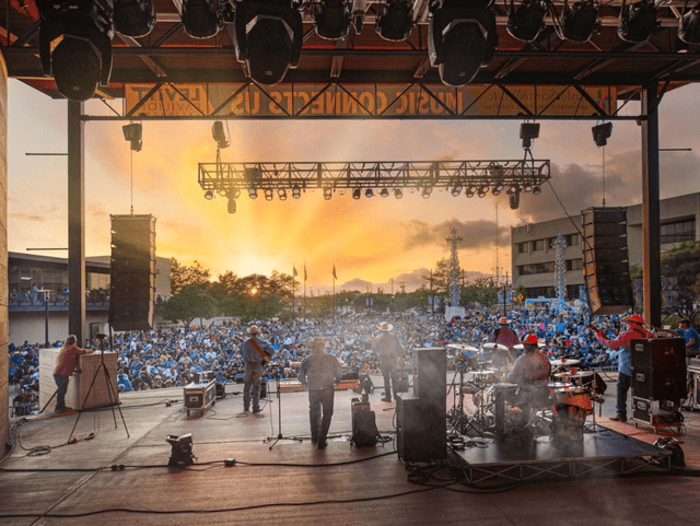  El Levitt Pavilion Arlington es un lugar, dónde puedes apreciar de eventos musicales y actividades familiares. Foto: Visit Arlington    