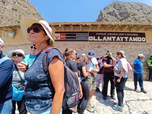  Turistas esperan ingresar a complejo arqueológico. Foto: Luis Álvarez/La República   