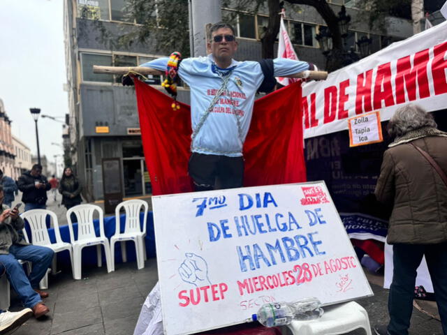 Uno de los profesores amarrados en el marco de la huelga de hambre del Sutep. Foto: LR.   