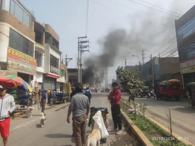 Vecinos de Ate quemaron la mototaxi del presunto delincuente en plena vía pública y generó alarma en la zona. Foto: Serenazgo de Ate  