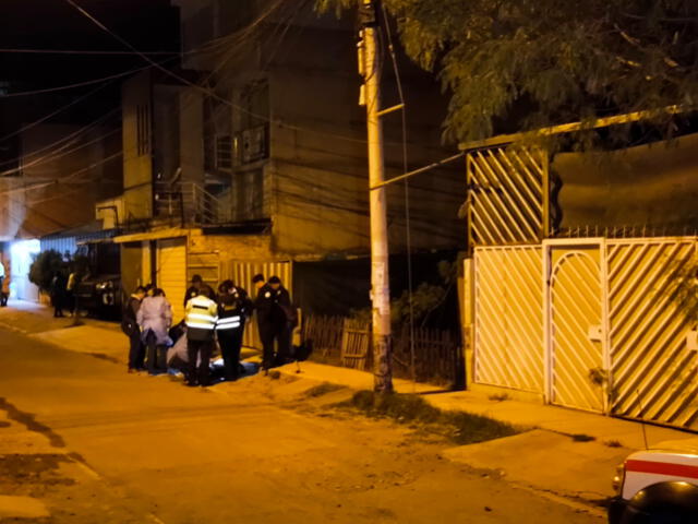 Agentes de la PNP investigan el aterrador hecho en Arequipa. Foto: Wilder Pari - La República   