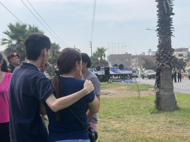 Familiares del cobrador llegaron al lugar del accidente. Foto: Grecia Infante   