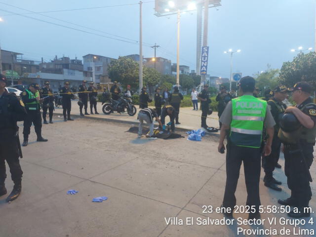 Cuerpo del joven motociclista terminó a un lado de la av. Pastor Sevilla. Foto: Marcia Chahua/La República   