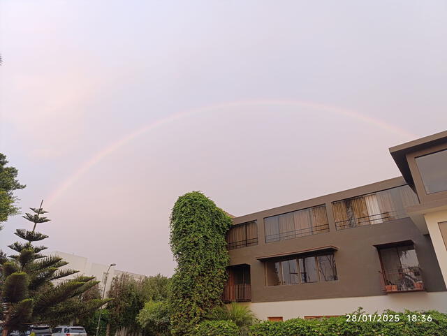 Arcoíris sorprende a los vecinos de Lima. Foto: difusió   