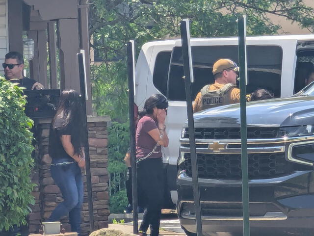 Los inmigrantes fueron sacados del restobar con cadenas en pies y manos. Los inmigrantes fueron sacados del restobar con cadenas en pies y manos.