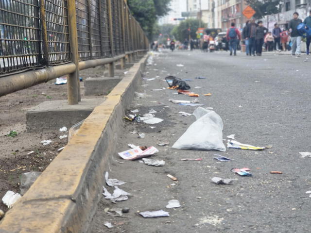 Envolturas de plástico y papeles tirados en el suelo. Foto: Marcia Chahua   