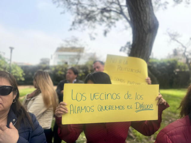 Plantón de vecinos que aseguran que no son invasores. Foto: Marcia Chahua Plantón de vecinos que aseguran que no son invasores. Foto: Marcia Chahua