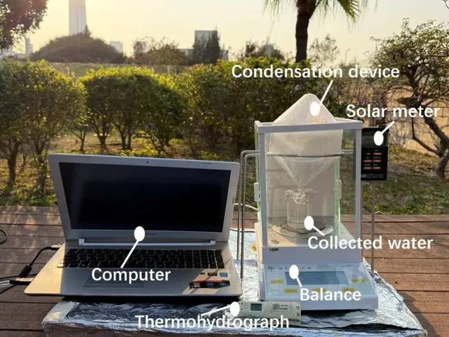  Tras unas horas el sistema logró generar aproximadamente 45 mililitros de agua potable. Foto: ACS   