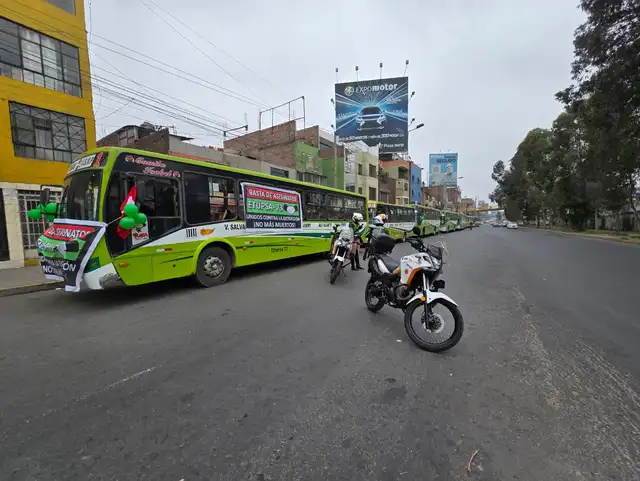 Caravana de buses durante el paro del 4 de noviembre. Foto: Francisco Erazo Caravana de buses durante el paro del 4 de noviembre. Foto: Francisco Erazo