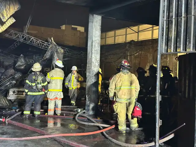 Bomberos en el interior del local afectado. Foto: Francisco Erazo   