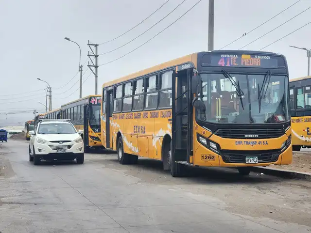 Extorsionadores exigen cerca de 2,000 soles diarios a flota de buses de línea 41. Foto: Marcia Chahua   