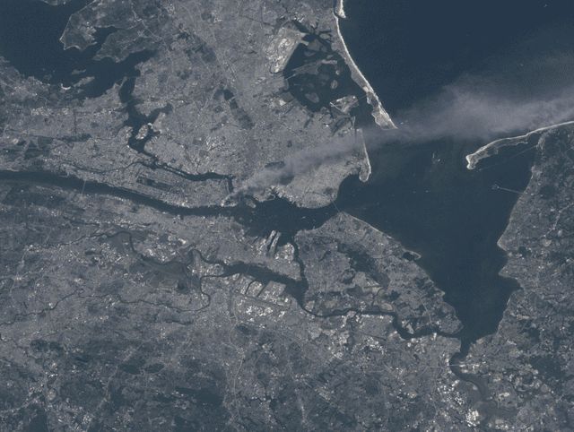 11 de septiembre: columna de humo se eleva desde el área de Manhattan tras ataque en las Torres Gemelas. Foto: NASA.