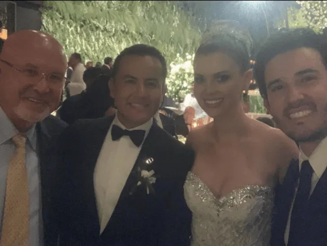Brunella Horna y Richard Acuña celebrando su boda con Carlos Bruce. Foto: Instagram Carlos Bruce