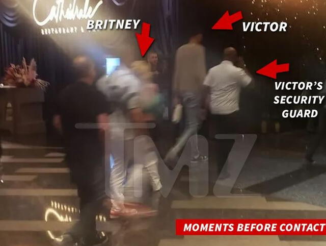  Britney Spears en restaurante con jugador de NBA. Foto: TMZ    