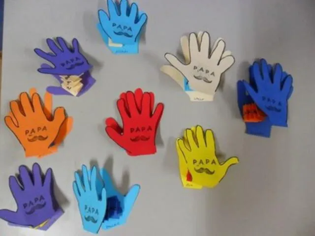 Tarjetas de manos para regalar a papá. Foto: vamos a decorar. Tarjetas de manos para regalar a papá. Foto: vamos a decorar.