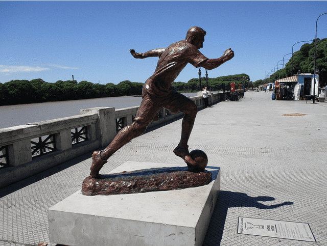 Los mejores futbolistas que fueron inmortalizados con estatuas en el mundo