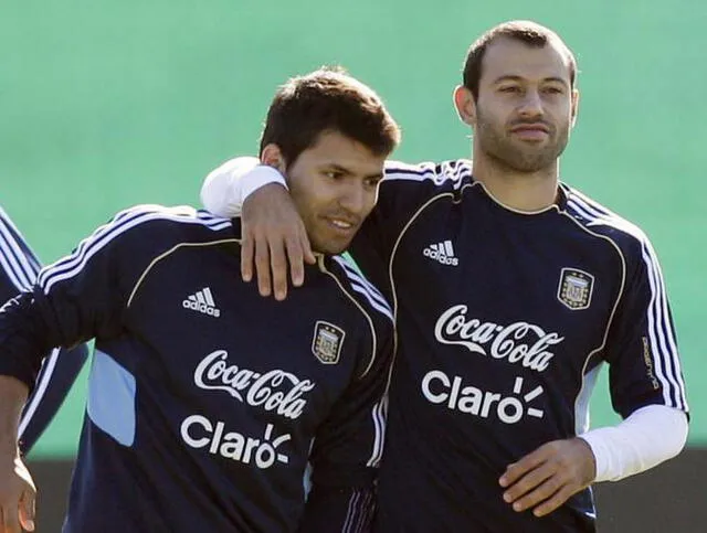 El Kun Agüero y Javier Mascherano jugaron juntos en la selección argentina. Foto: AFP