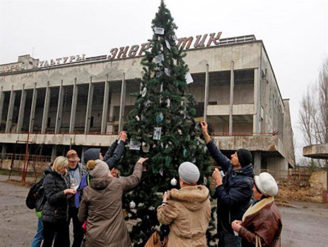 Este 25 de diciembre la localidad amaneció con su árbol de Navidad. Foto: EFE