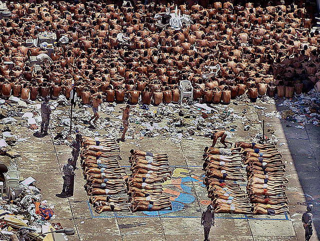 Tras una revuelta, policias antimotines mantienen a centenares de reclusos en el patio de la carcel de Carandiru, el 19 de febrero de 2001, en Sao Paulo, Brasil.