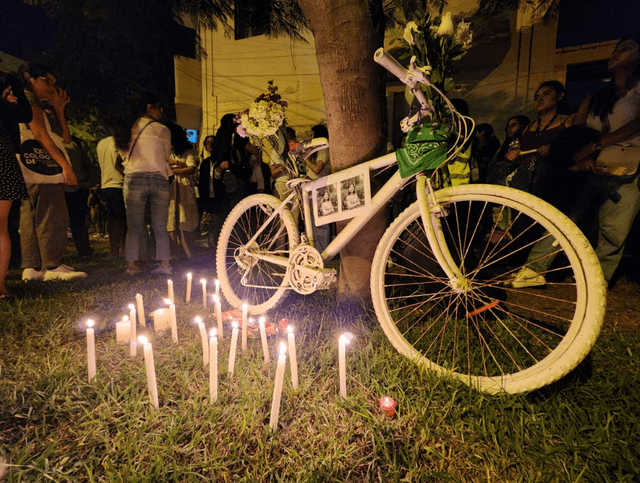 Se colocó una bicicleta en la vigilia en honor a a <strong>Cecilia Melgar</strong>. Foto: Mary Luz Aranda / URPI - LR   