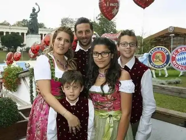  Claudio Pizarro junto a su exesposa, Karla Salcedo, y sus tres hijos en común. Foto: Facebook   