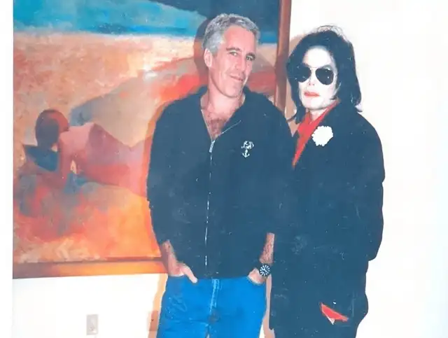  Las fotos reveladas como parte de la publicación del Archivo Epstein muestran al delincuente sexual con el cantante Michael Jackson. Foto: Departamento de Justicia (DOJ)   