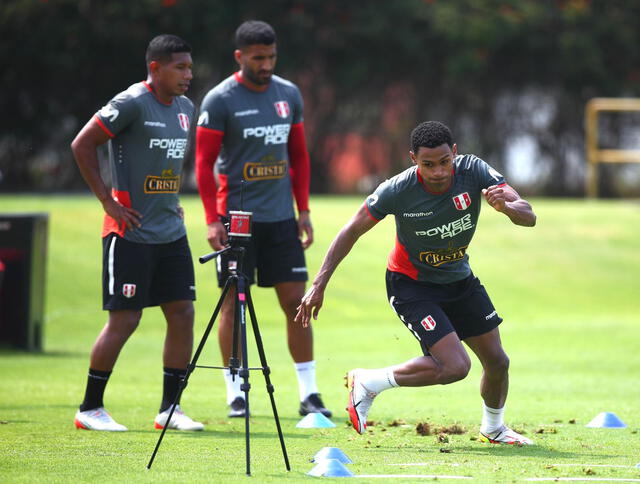 Trabajo duro en la Videna. Con jugadores del torneo local y la MLS, la Bicolor entrena pensando en los amistosos y eliminatorias. Foto. Twitter selección peruana