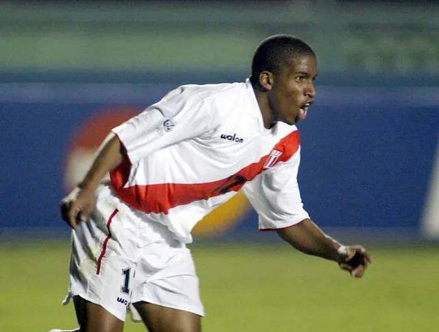 El primer gol de Jefferson Farfán a Chile fue en 2004. Foto: AFP