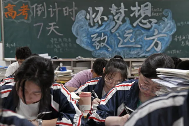 Para el Gaokao, los estudiantes chinos se preparan en jornadas de 12 horas diarias de estudio. Foto: AFP