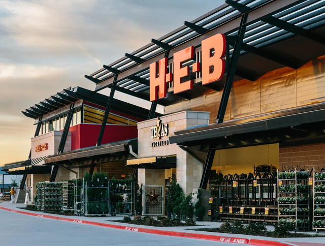  Además de alimentos, HEB ofrece una amplia variedad de productos, incluyendo productos para el hogar, farmacia y servicios financieros. Foto: HEB    