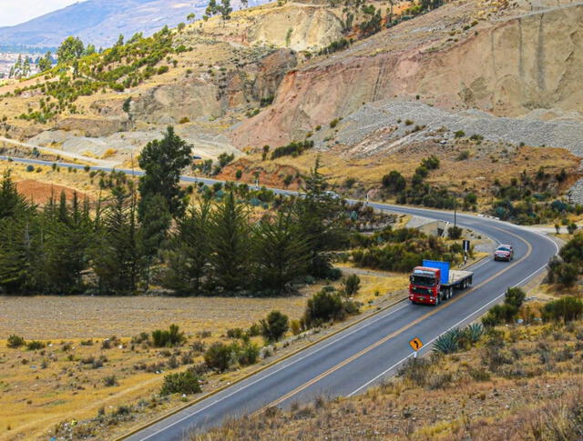  La construcción de la Carretera Longitudinal de la Sierra Tramo 4 está en fase de concurso, uniendo la sierra y la costa peruana en un recorrido de casi 1.000 km. Foto: Andina    