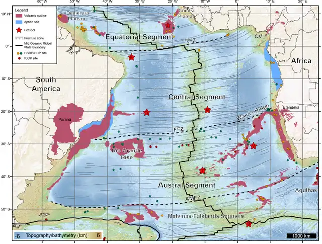 Mapa estructural simplificado del Atlántico Sur que representa sus principales segmentos delimitados por zonas de fractura. 