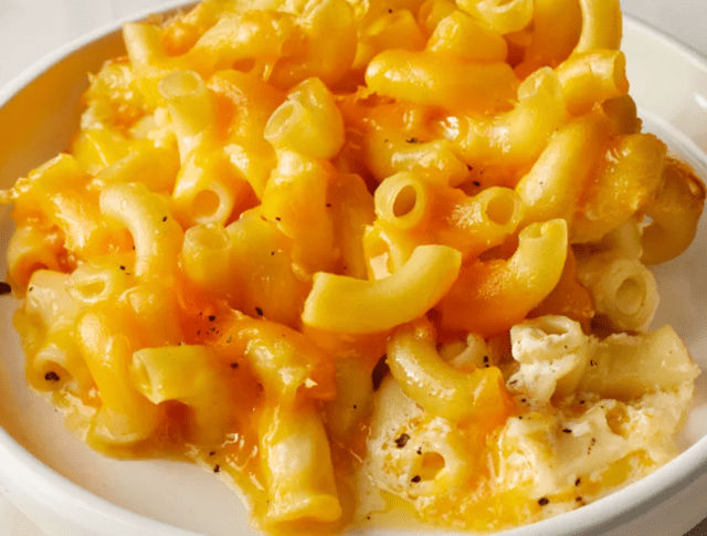 Macarrones con queso al horno.   