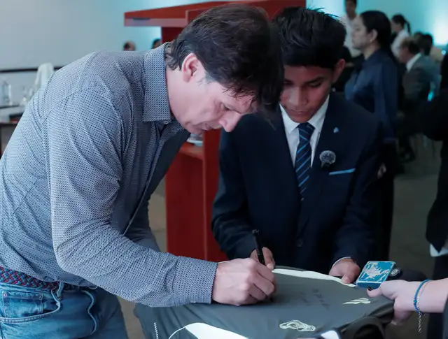 Morientes firmando una camiseta para Pool Deportes. Foto: Kevinn García   