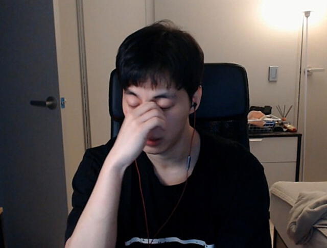 Hongbin pidió disculpas e incluso derramó lágrimas al final, durante una nueva transmisión en Twich. [Captura: AllKpop]