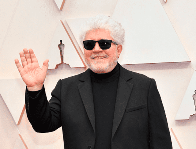 Pedro Almodóvar en la alfombra roja de los Oscar 2020.