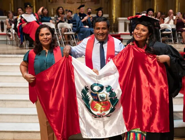  Leslie con sus padres el día de su graduación. Foto: cortesía   