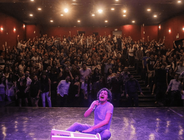 Job Mansilla se inició en el mundo del stand-up de la mano del comediante Ricardo Mendoza