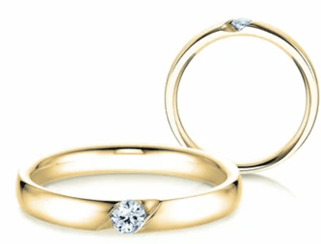Los anillos de compromiso de oro se cotizan por peso.