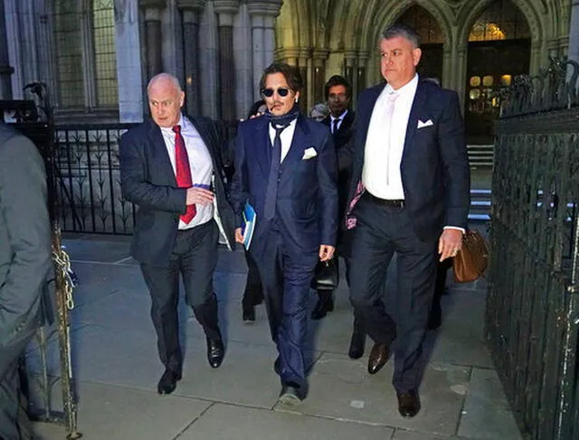 Johnny Depp saliendo de la corte de Londres tras una confrontación.