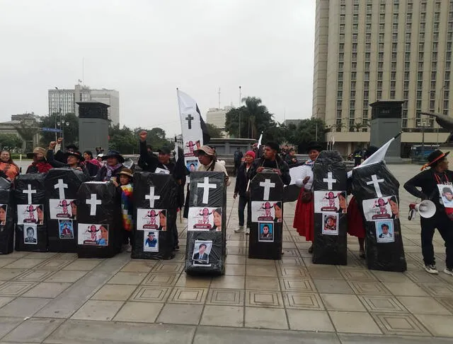 Durante el último paro nacional, familiares de las víctimas llegan a los exteriores del Palacio de Justicia para expresar su rechazo contra el actual Gobierno de Dina Boluarte. Foto: Cortesía Durante el último paro nacional, familiares de las víctimas llegan a los exteriores del Palacio de Justicia para expresar su rechazo contra el actual Gobierno de Dina Boluarte. Foto: Cortesía
