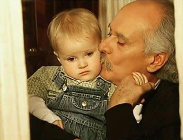 El pequeño Juan David junto a su abuelo  Don Martín. Foto: Telemundo