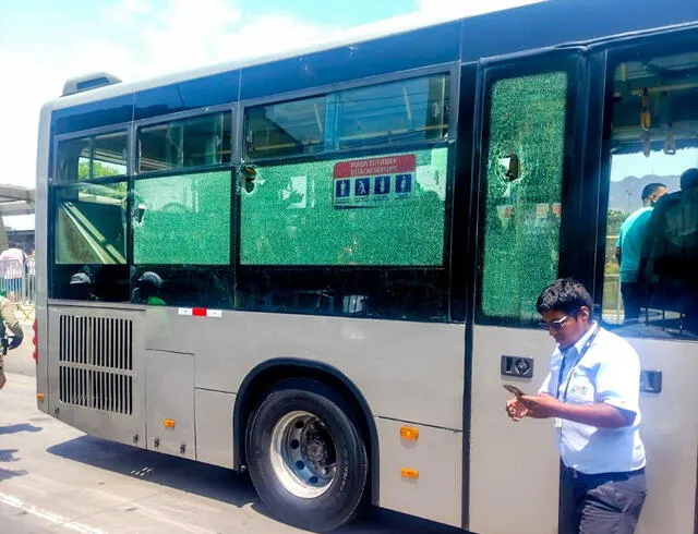 Sujetos lanzaron piedras a las lunas de los buses del Metropolitano. Foto: ATU    