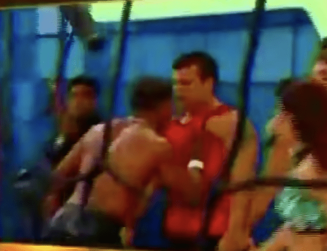 El momento exacto cuando la 'Pantera' Zegarra empuja a Christian Domínguez. Foto: Combate/Youtube