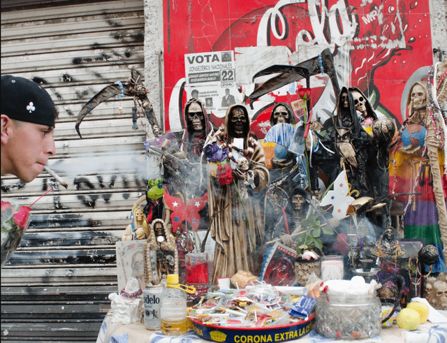  La Muerte es uno de los santos a los que les rezan los criminales en Latinoamérica. Foto: Vice   