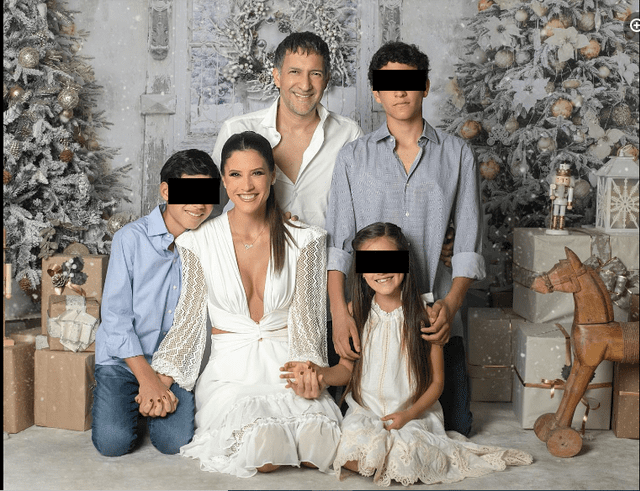 María Pía, sus tres hijos y su esposo Samuel Dyer. Foto: Facebook. 