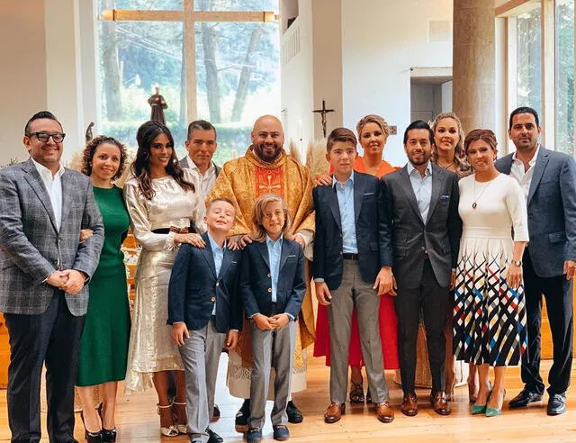 Galilea Montijo y Fernando Reina Iglesias celebrando la primera comunión de sus hijos