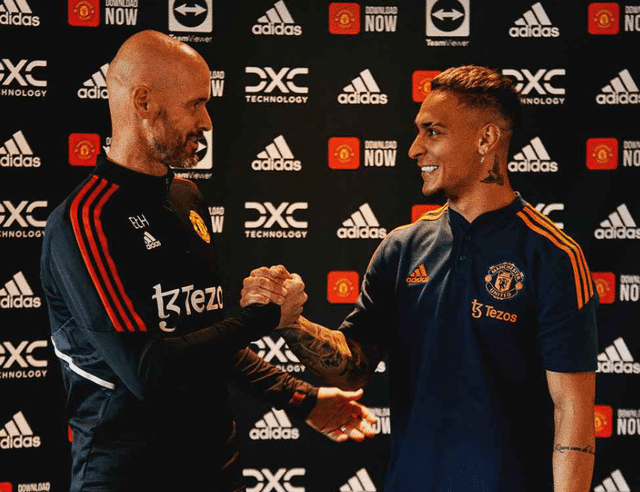 El jugador brasileño junto a Erik ten Hag luego de confirmarse su entrada a la 'Red Devil's'. Foto: Manchester United