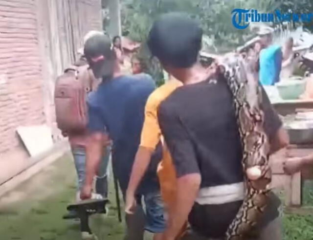 Los vecinos quedaron conmocionados por el descubrimiento del cuerpo de una anciana tirado en la calle cubierto de sangre. Foto: POS KUPANG   